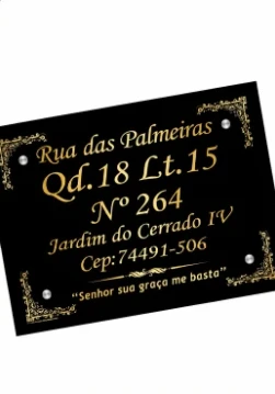 Placa de endereço residencial preta com letras douradas e ornamentos nos cantos