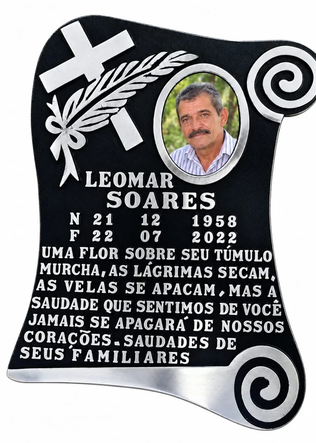 Placa de túmulo em alumínio no formato de pergaminho, com cruz, foto oval, nome, datas e mensagem de saudade