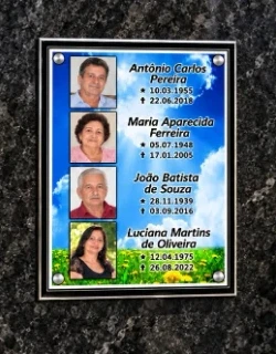 Placa de vidro para jazigo de família com quatro fotos, nomes e datas sobre fundo de céu